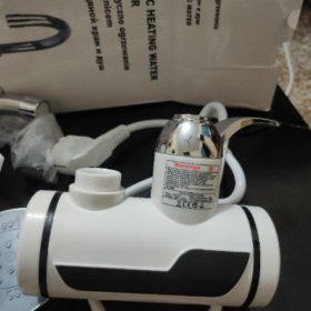 ইন্সট্যান্ট হট ওয়াটার ট্যাপ হ্যান্ড শাওয়ার সহ - ওয়াশ রুম বেসিনের জন্য।